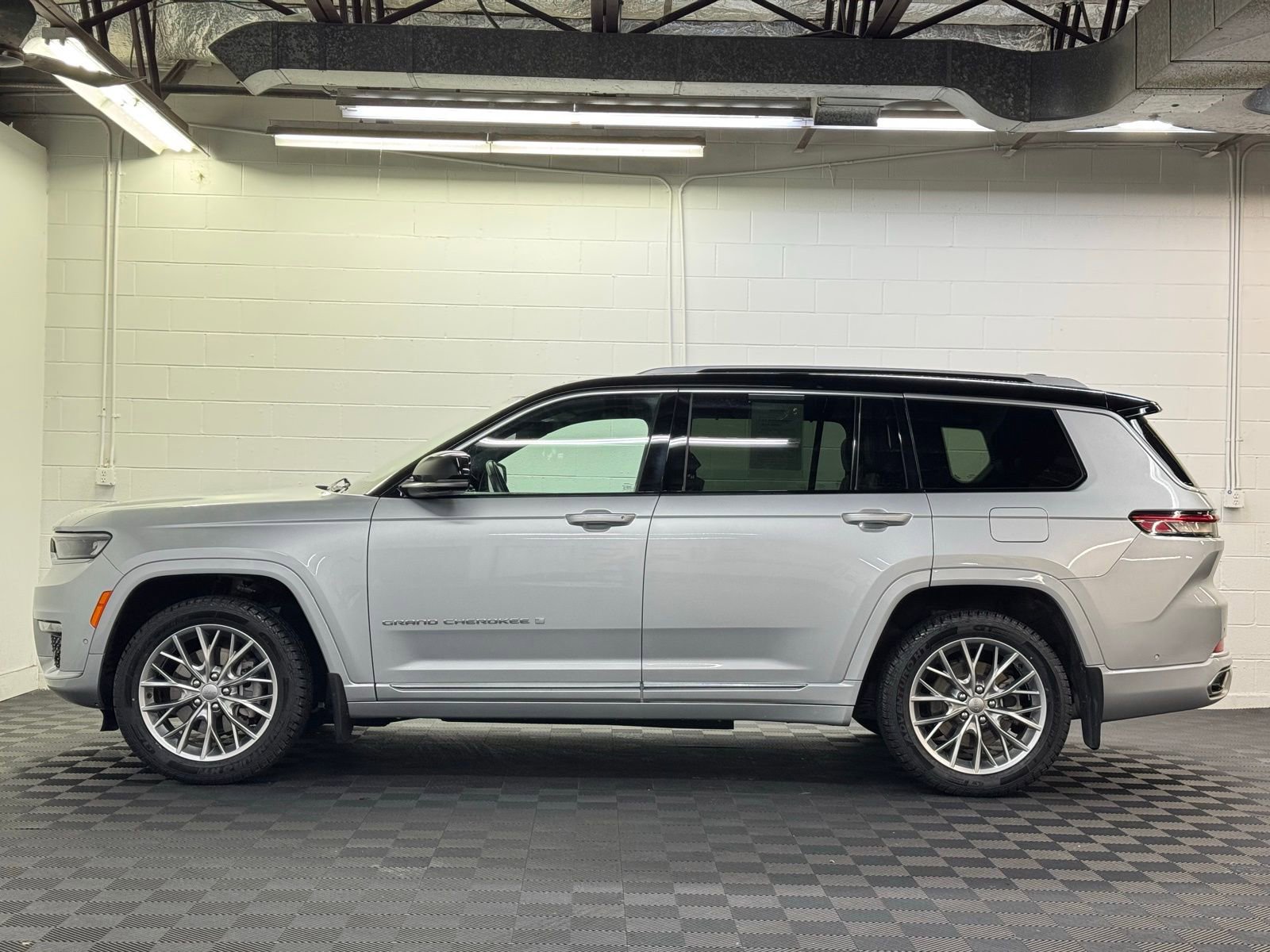 Used 2023 Jeep Grand Cherokee L Summit w/ Advanced Protech Group IV image 3