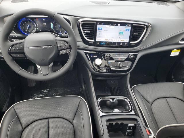 New 2027 Chrysler Pacifica Limited w/ Family Tech Group AWD/4WD image 13