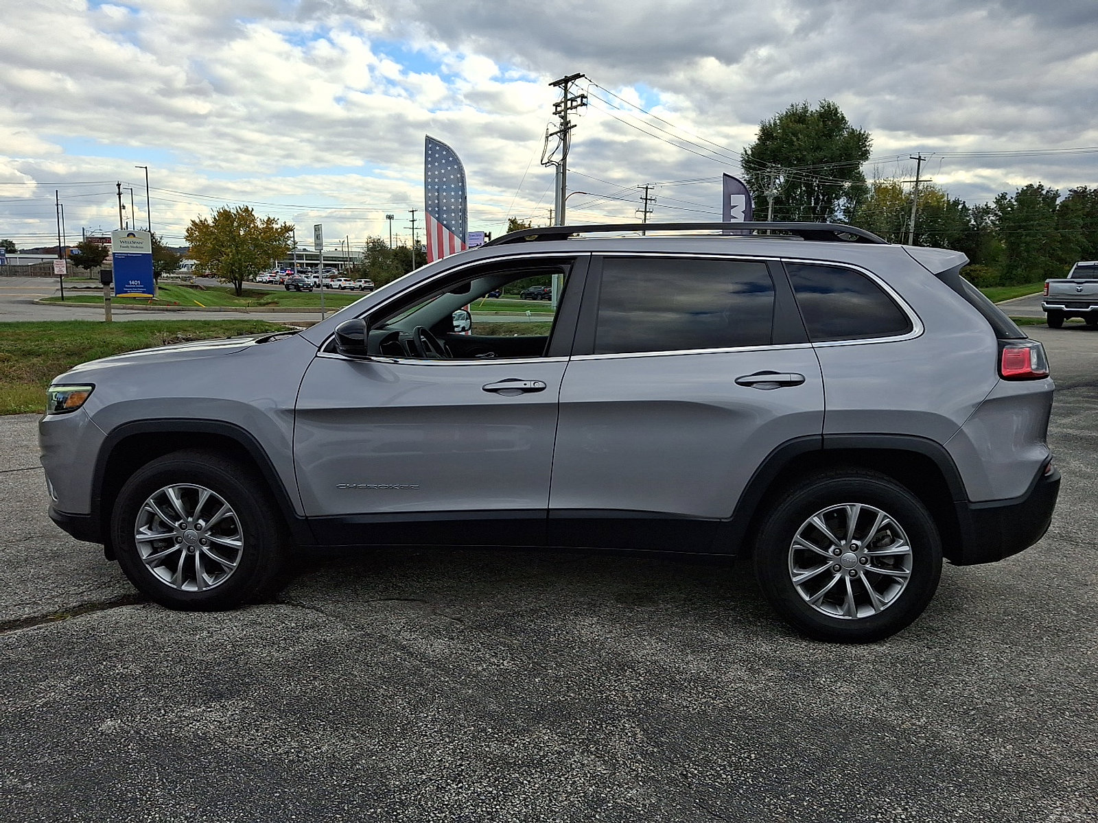 Certified 2022 Jeep Cherokee Latitude Lux w/ Sun & Sound Group image 5