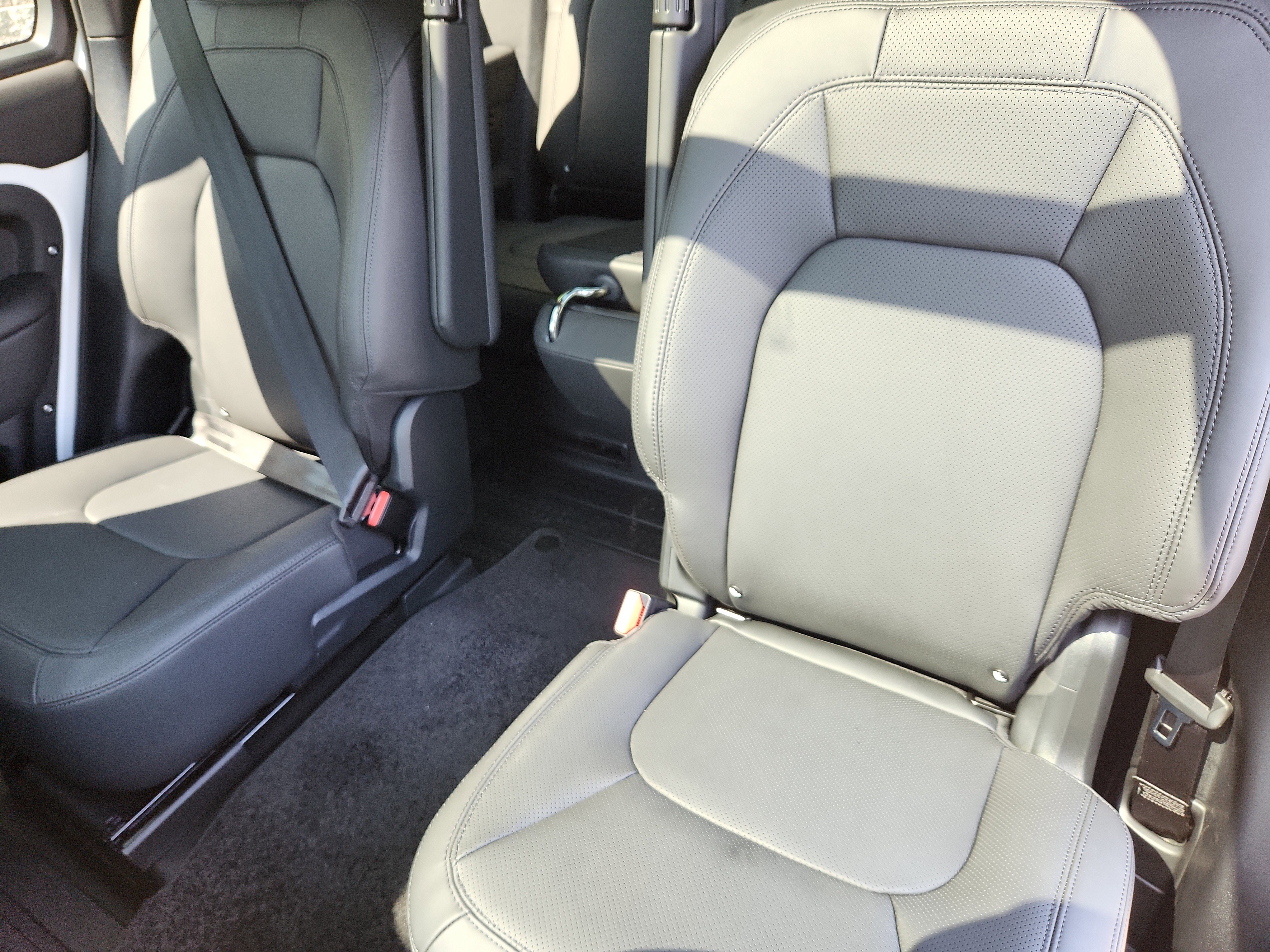 Used 2025 Land Rover Defender 130 S image 23