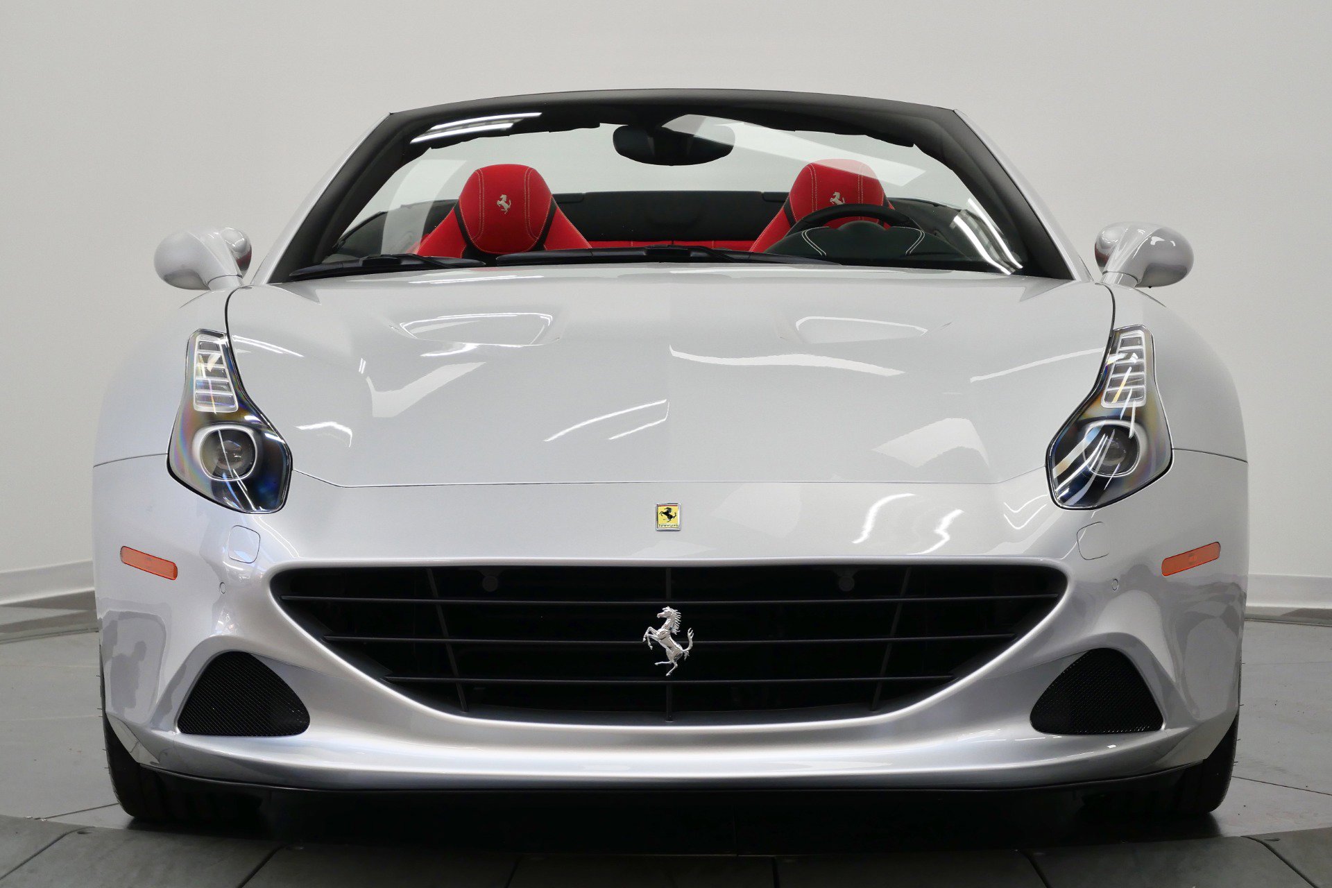 Used 2017 Ferrari California T RWD image 4
