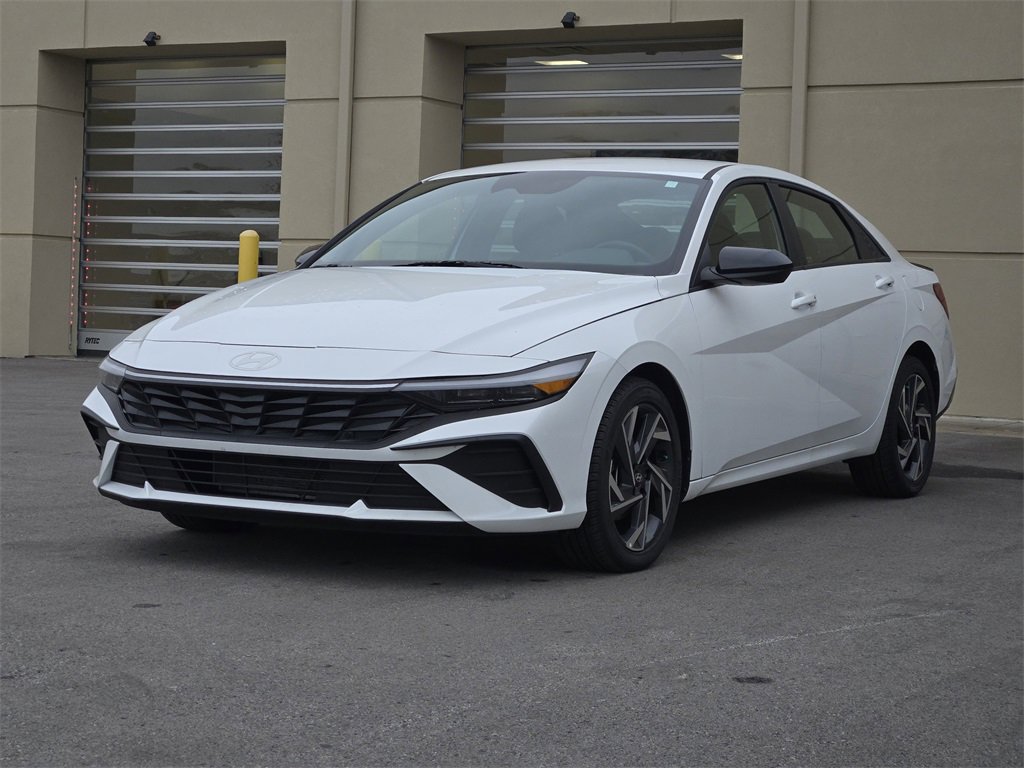 Used 2025 Hyundai Elantra Sport image 2