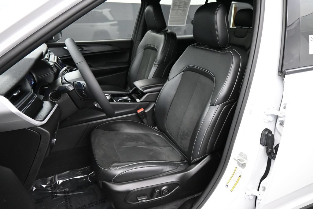 Used 2023 Jeep Grand Cherokee Altitude RWD image 17