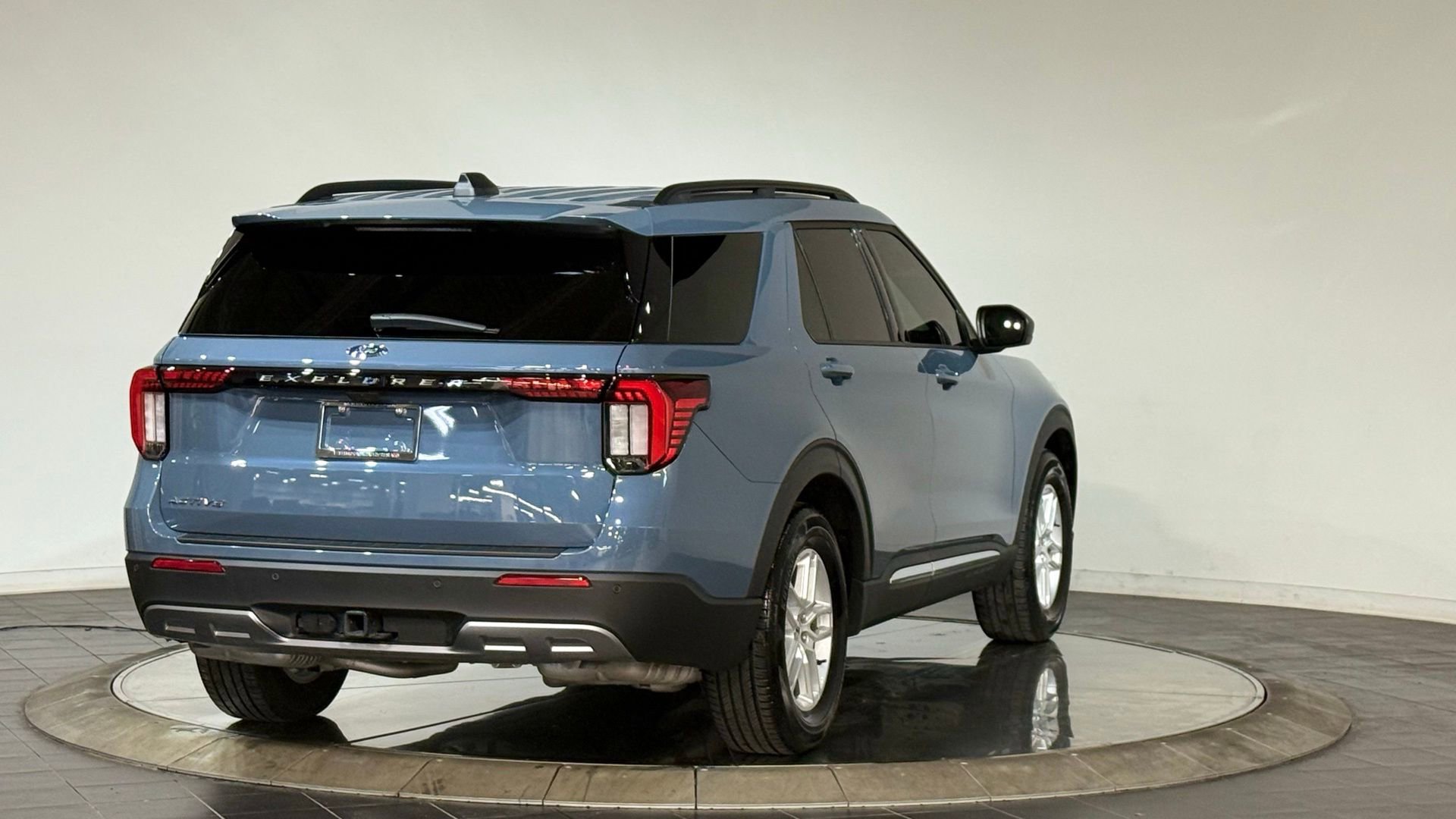 Used 2025 Ford Explorer Active w/ Active Comfort Package image 8