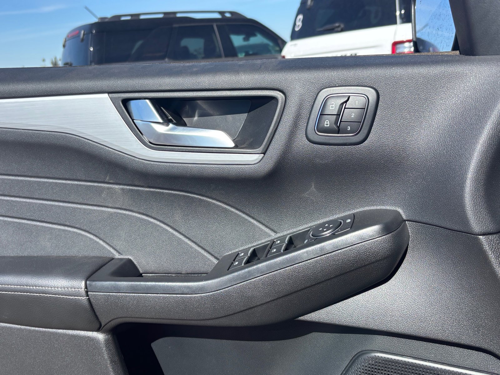New 2025 Ford Escape SE w/ PHEV Premium Package FWD image 16