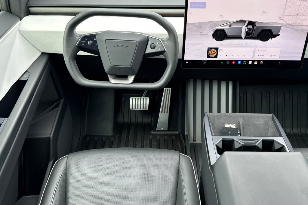 Used 2024 Tesla Cybertruck AWD Crew Cab image 13
