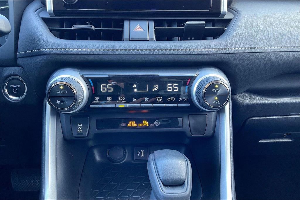 Used 2025 Toyota RAV4 XLE AWD/4WD image 32