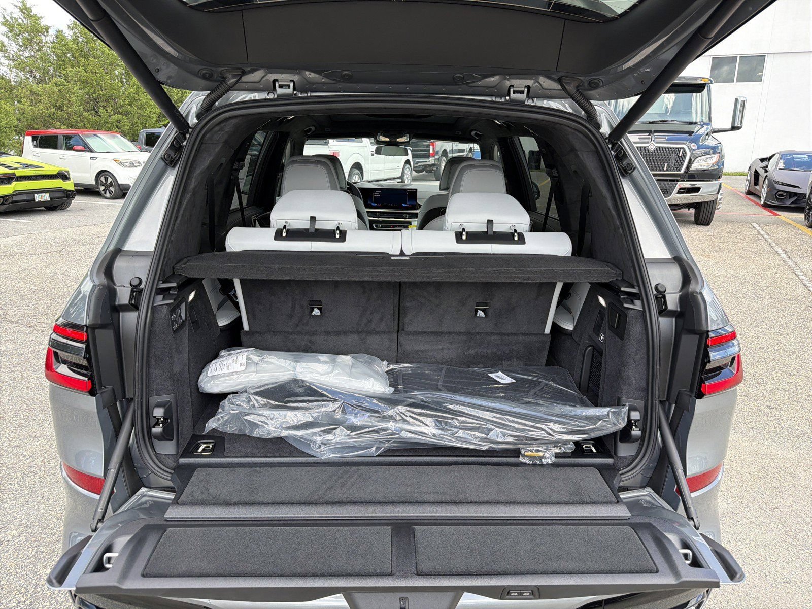 New 2027 BMW X7 xDrive40i w/ M Sport Package AWD/4WD image 12