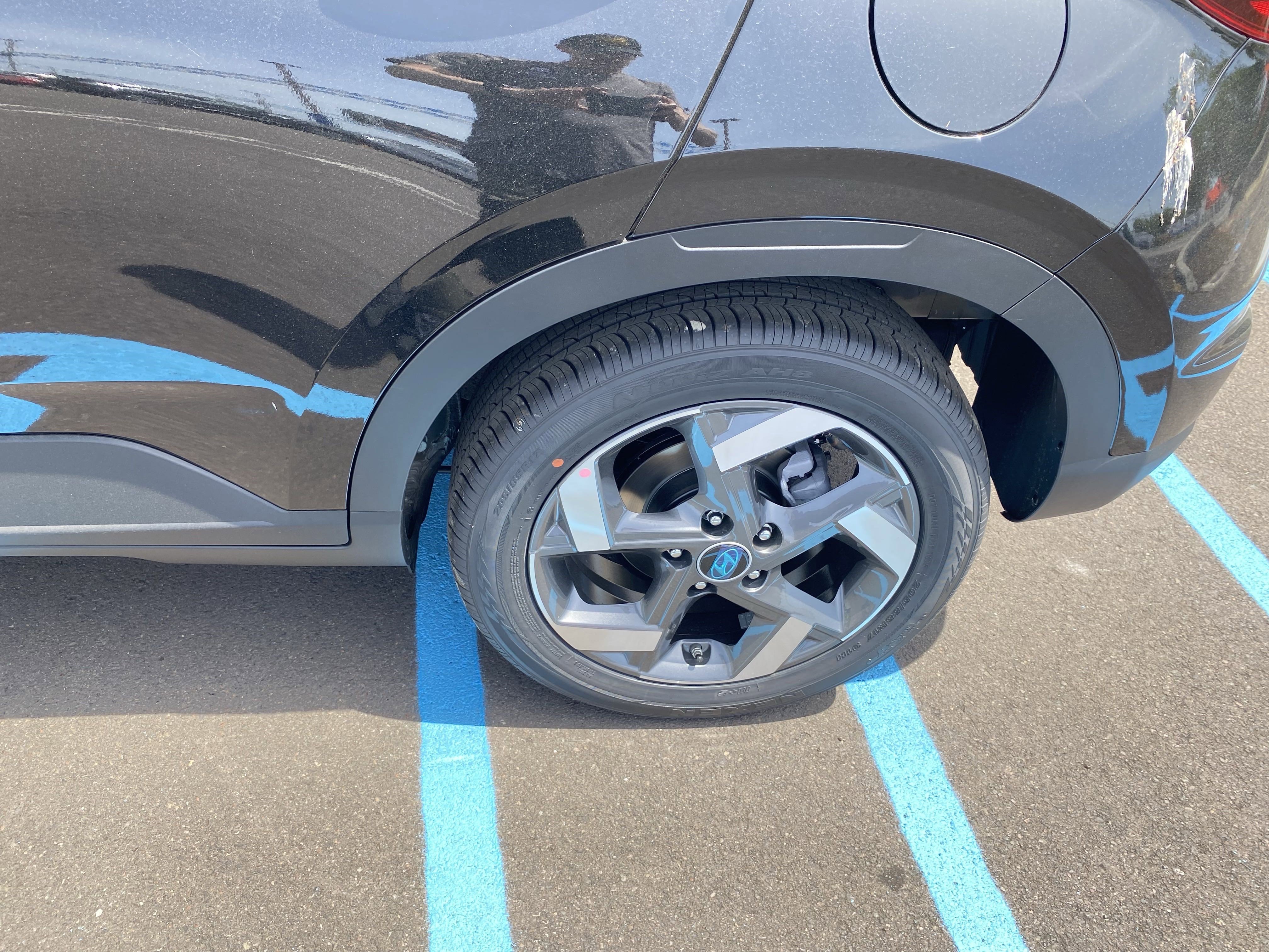 Certified 2025 Hyundai Venue SEL image 25