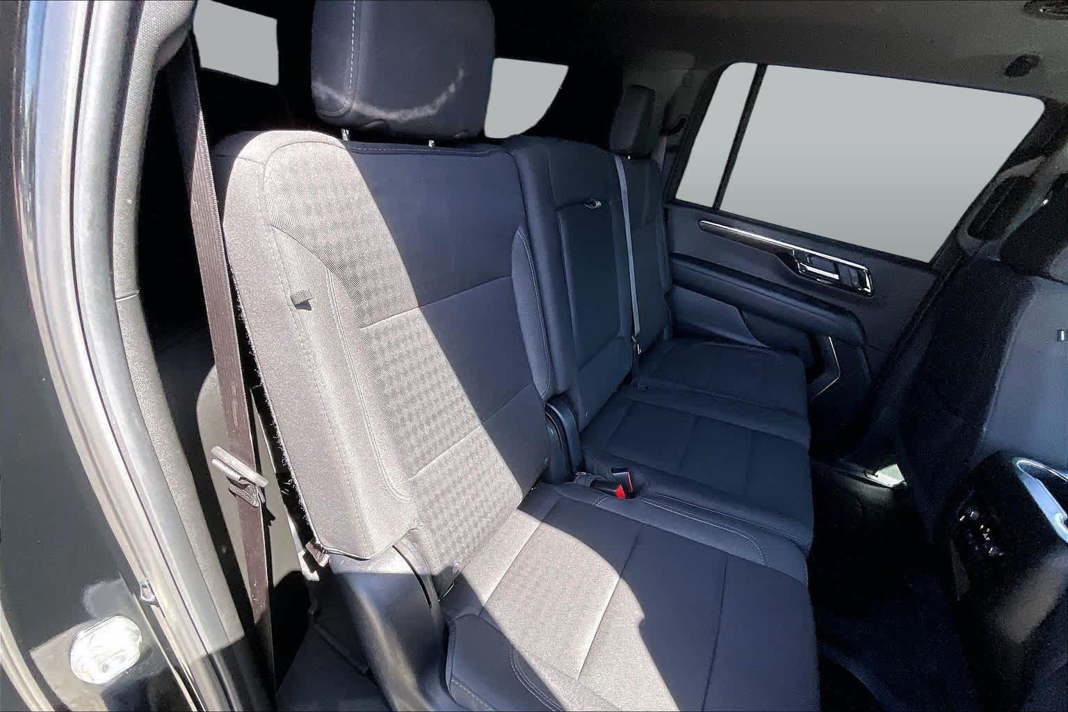 Used 2025 Chevrolet Suburban LS RWD image 18