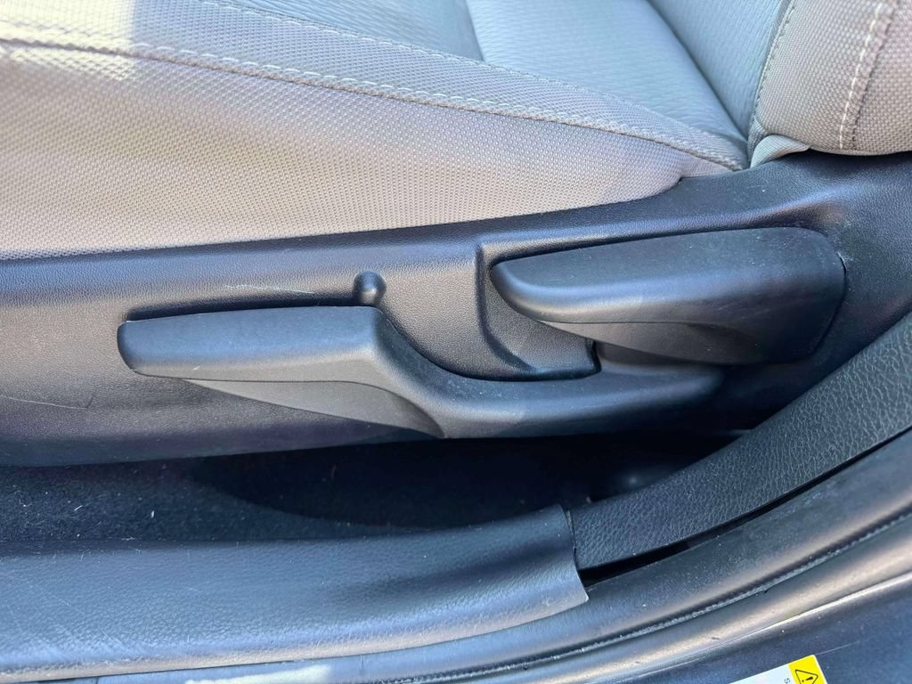 Used 2018 Toyota Corolla LE FWD image 17