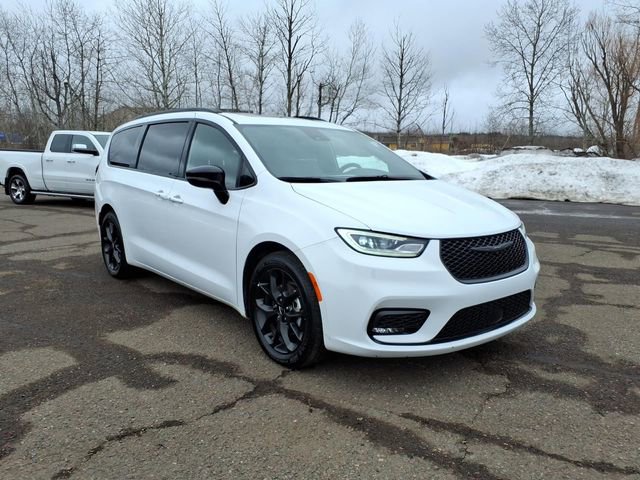 Used 2025 Chrysler Pacifica Limited FWD image 7