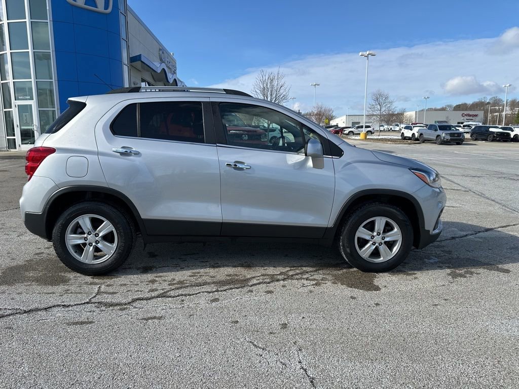 Used 2020 Chevrolet Trax LT w/ LT Convenience Package image 2