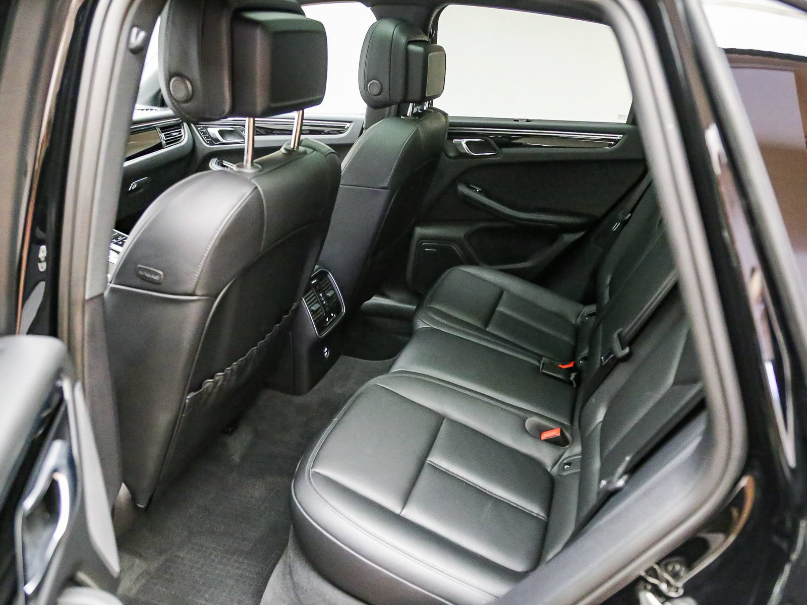 Certified 2026 Porsche Macan AWD/4WD image 23