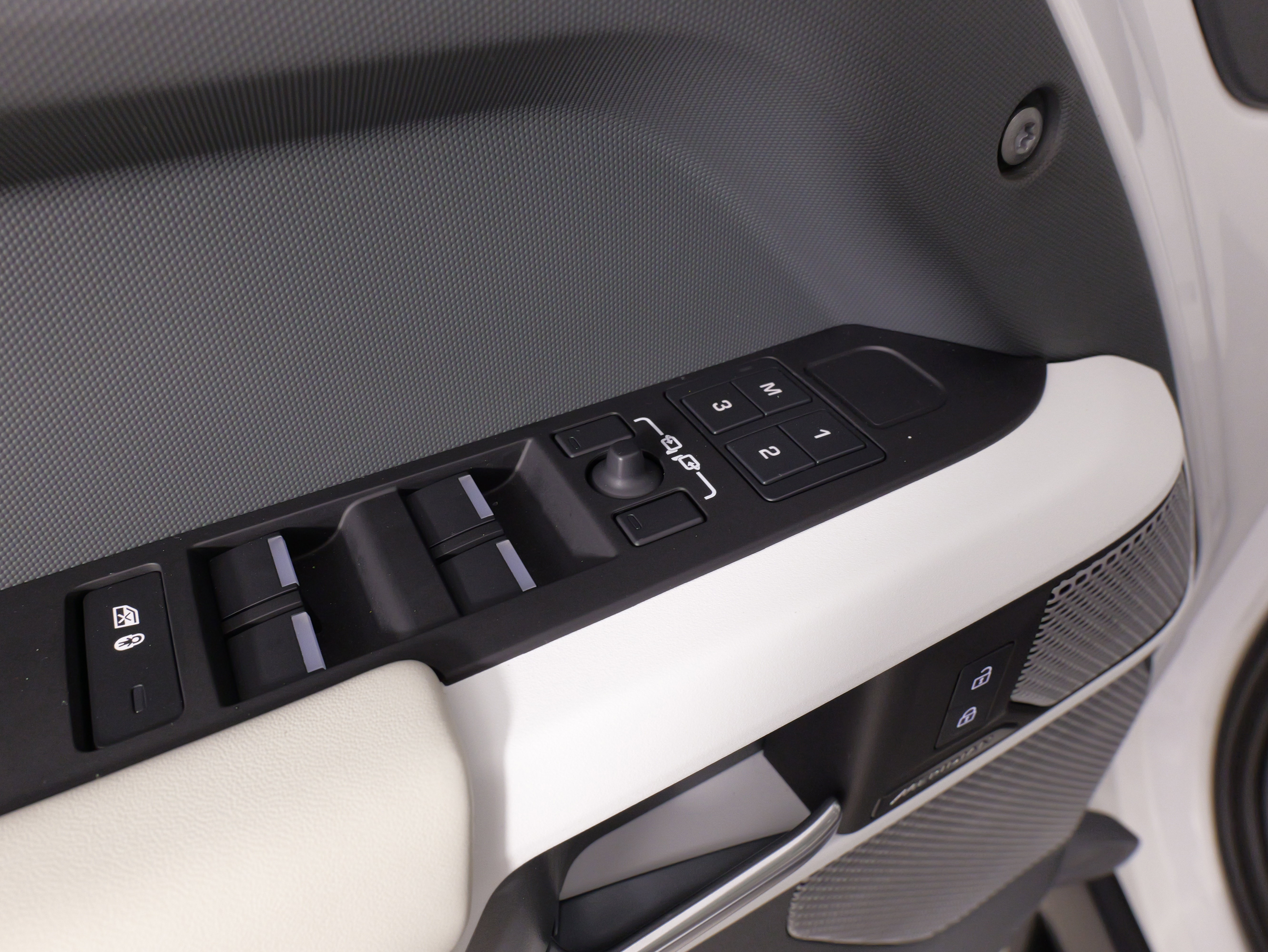 Used 2023 Land Rover Defender 130 S image 25