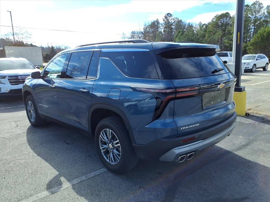 Used 2025 Chevrolet Traverse LT image 3