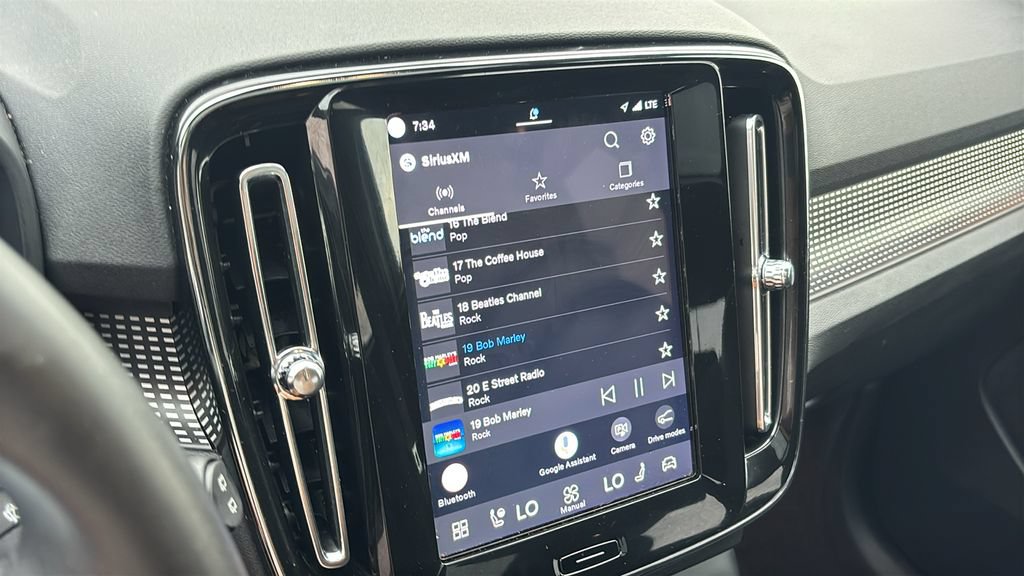 Certified 2025 Volvo XC40 B5 Plus AWD/4WD image 18