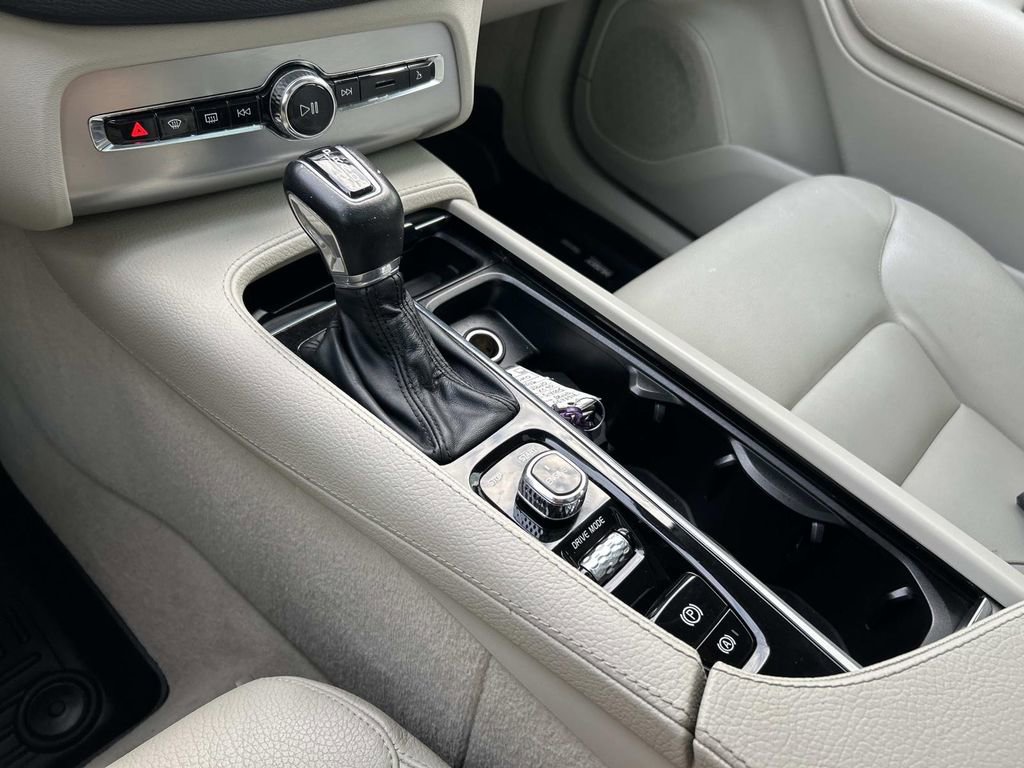 Used 2016 Volvo XC90 T6 Momentum image 30