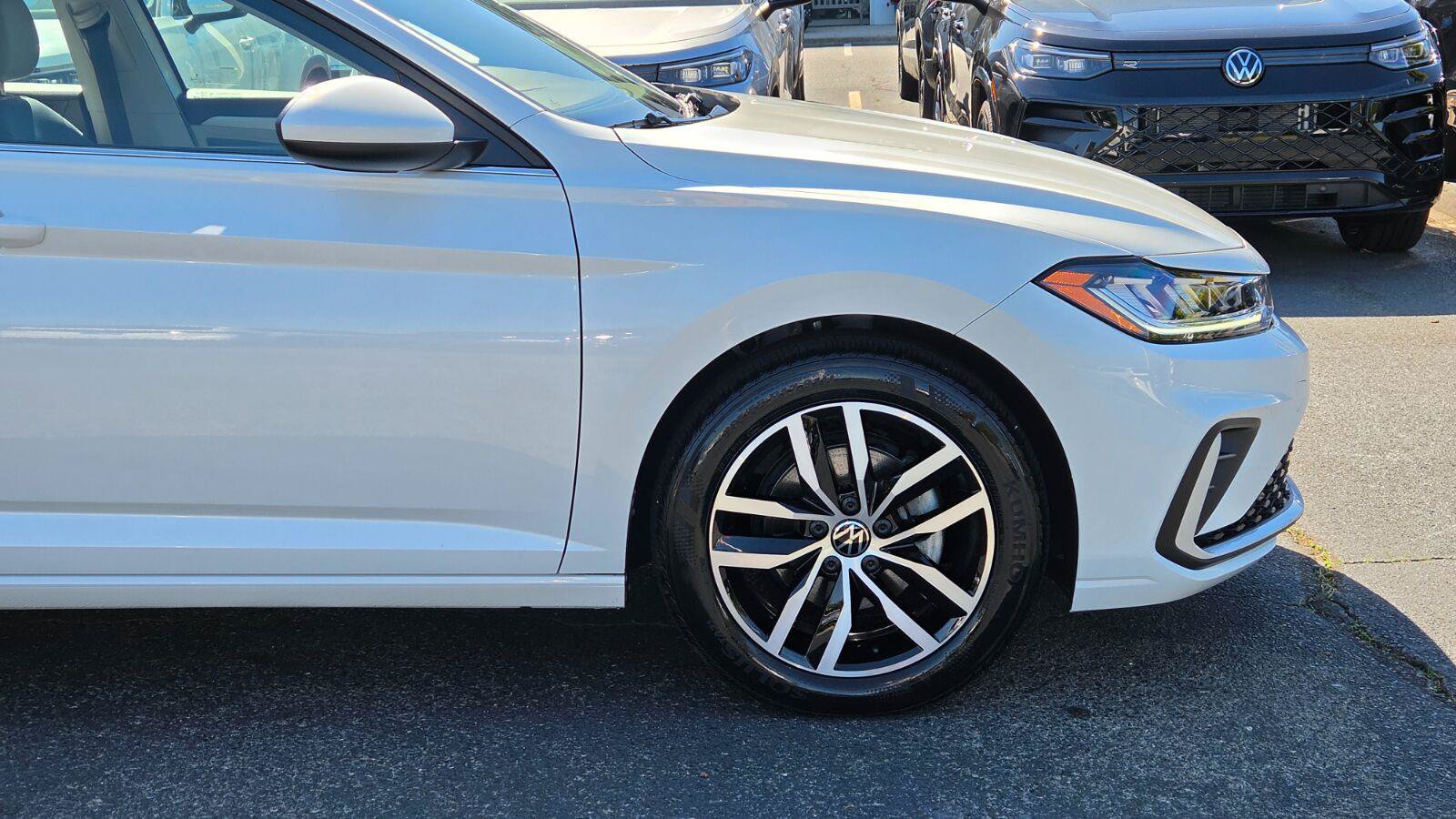 Certified 2025 Volkswagen Jetta SE w/ Sunroof Package FWD image 18