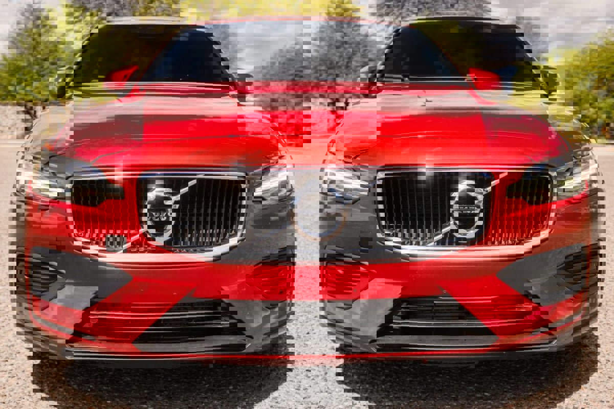 Used 2020 Volvo S60 T6 Momentum image 2