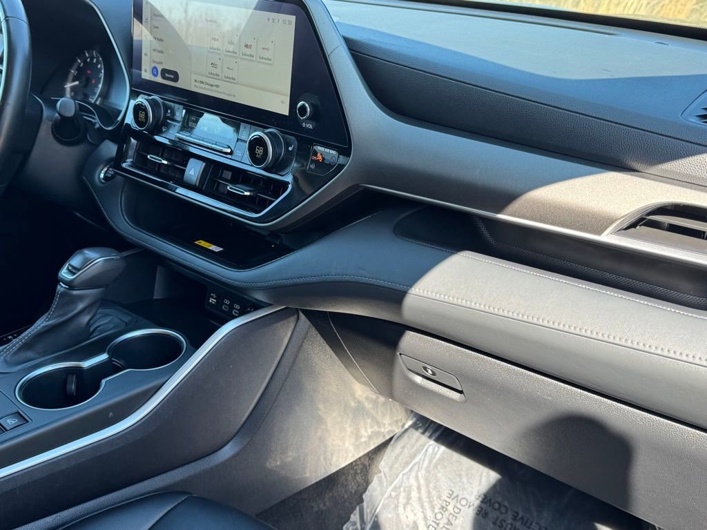 Used 2023 Toyota Highlander XLE AWD/4WD image 28