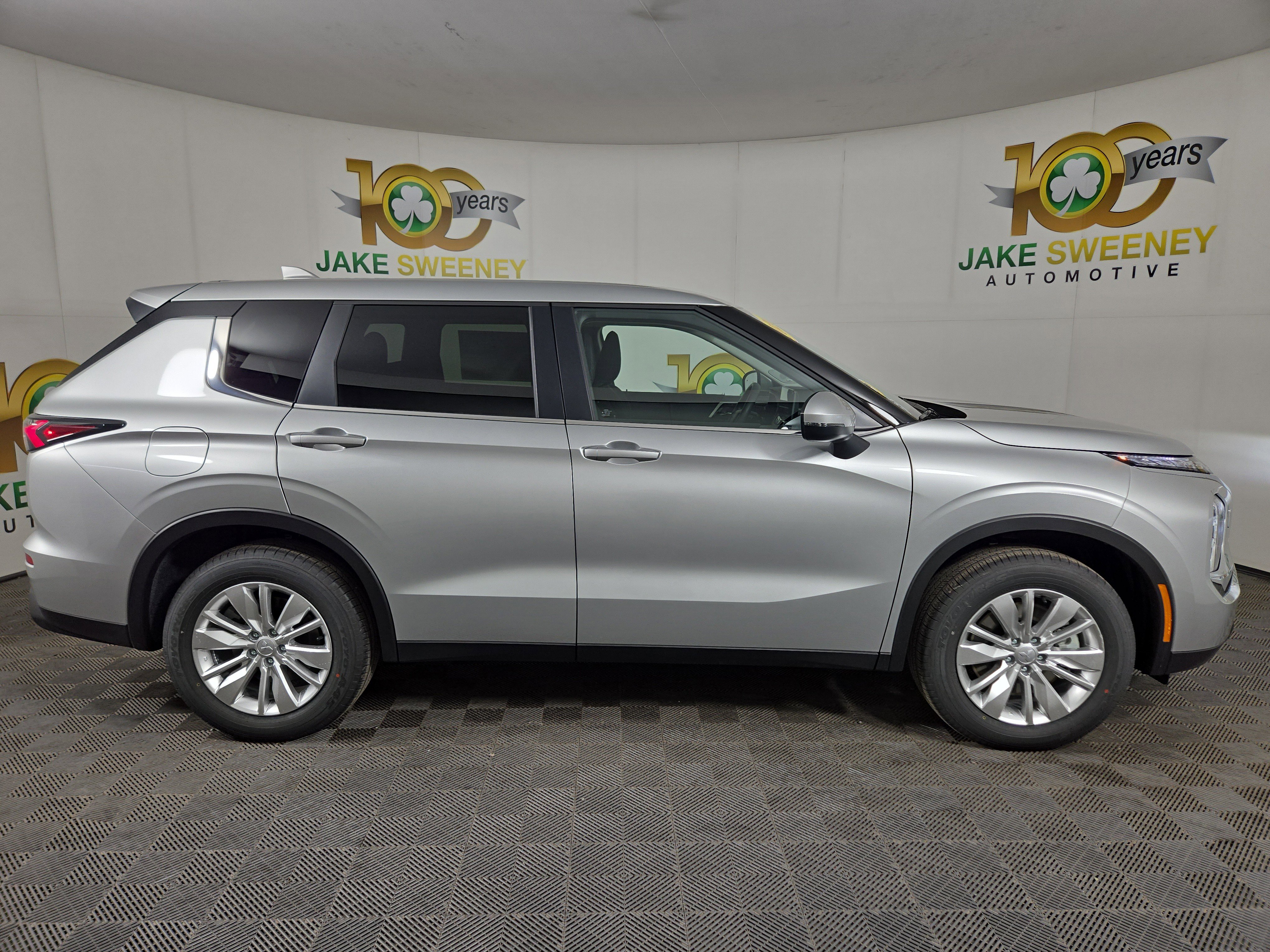 New 2026 Mitsubishi Outlander ES image 8