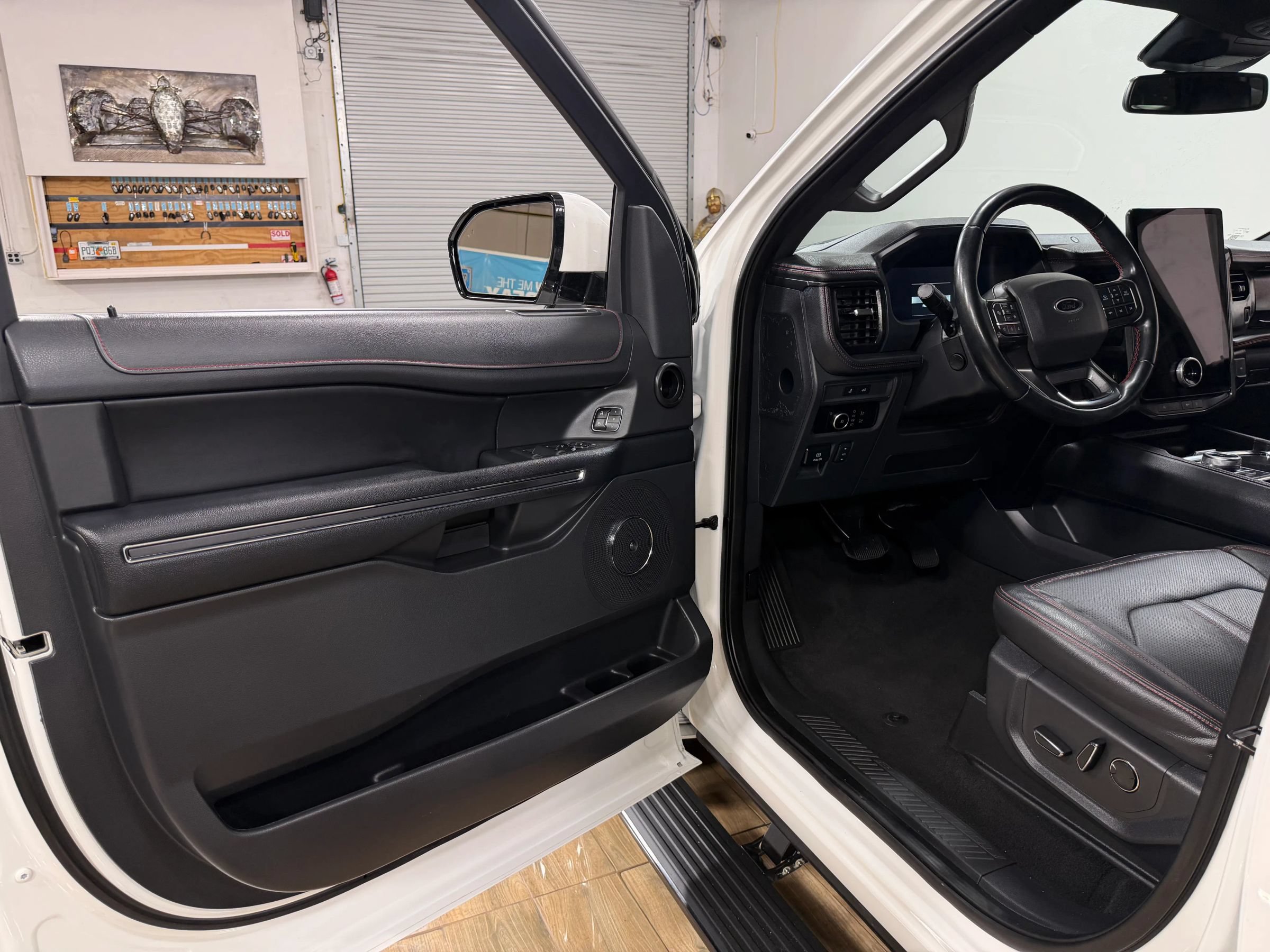 Used 2023 Ford Expedition Limited RWD image 11