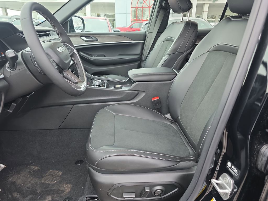 New 2026 Jeep Grand Cherokee Altitude AWD/4WD image 8