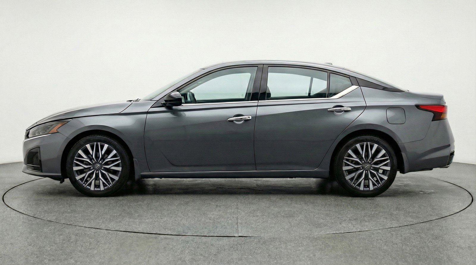 Used 2025 Nissan Altima 2.5 SV FWD image 5