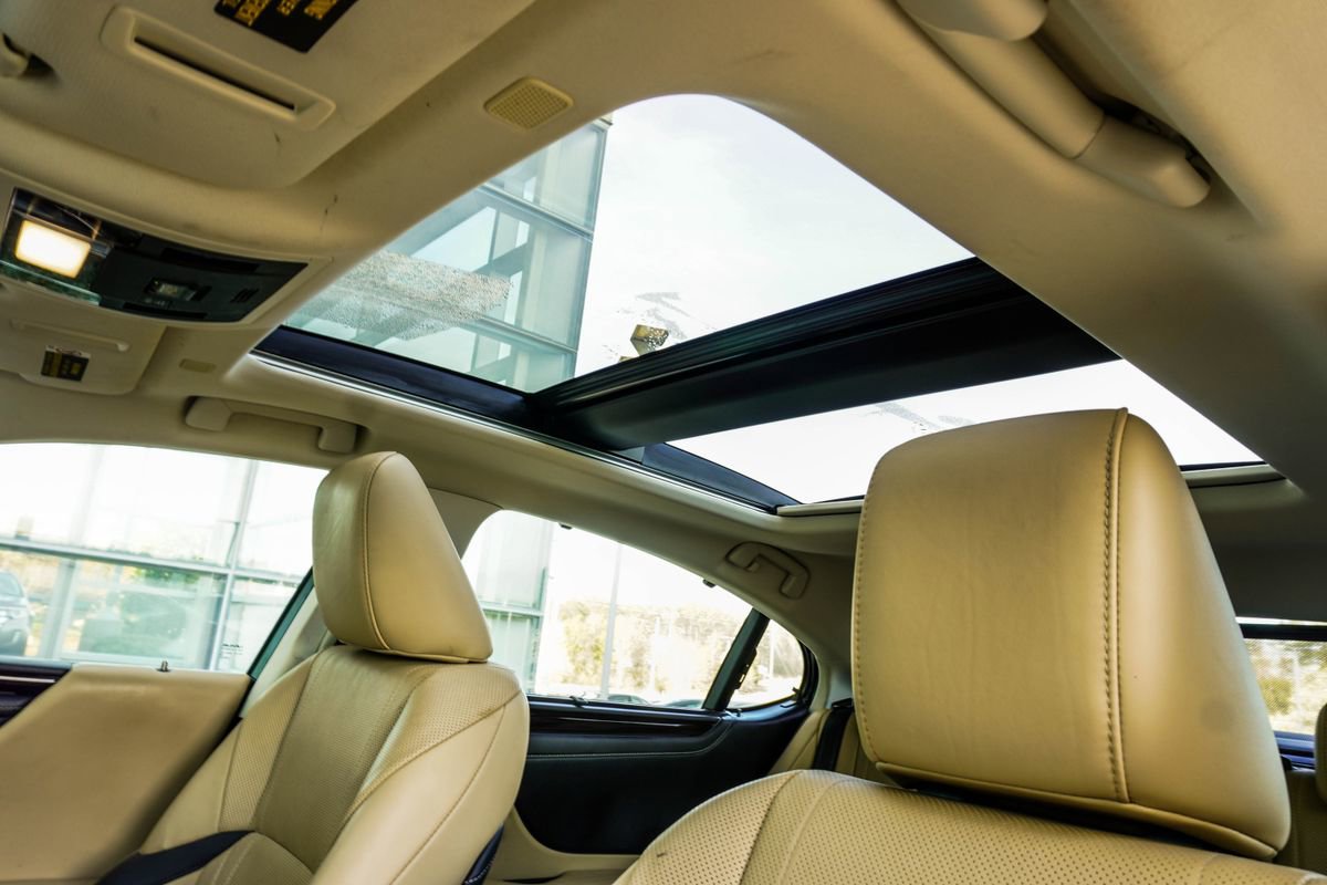 Used 2020 Lexus ES 350 Ultra Luxury w/ Accessory Package 2 image 38