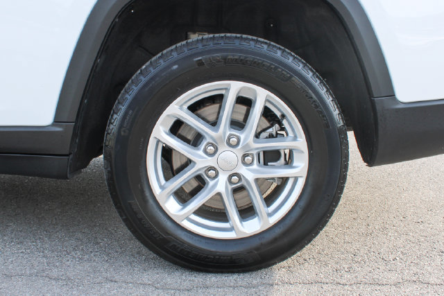 Used 2025 Jeep Grand Cherokee L Laredo AWD/4WD image 36