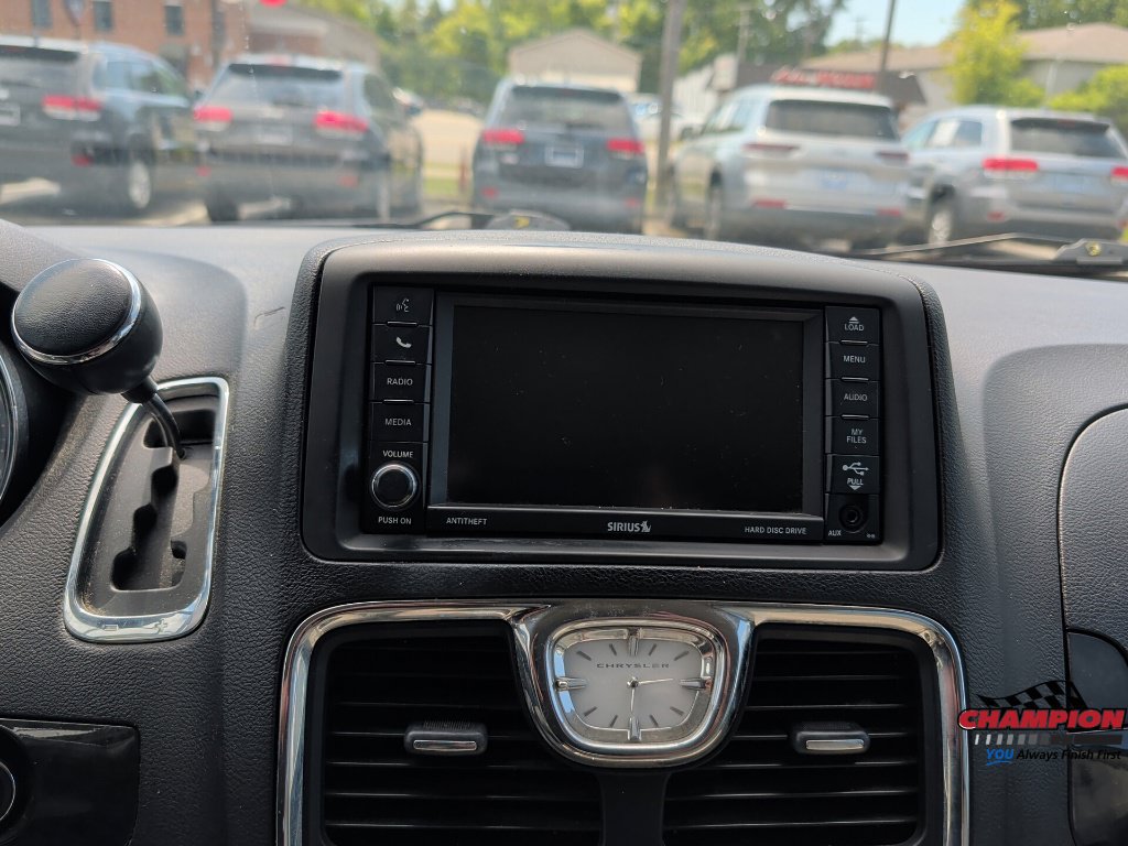 Used 2014 Chrysler Town & Country Touring-L w/ Driver Convenience Group FWD image 16