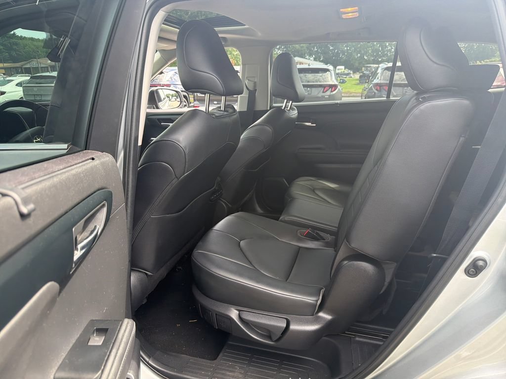 Used 2020 Toyota Highlander XLE AWD/4WD image 24