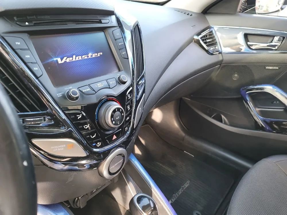 Used 2013 Hyundai Veloster w/ Style Pkg image 38