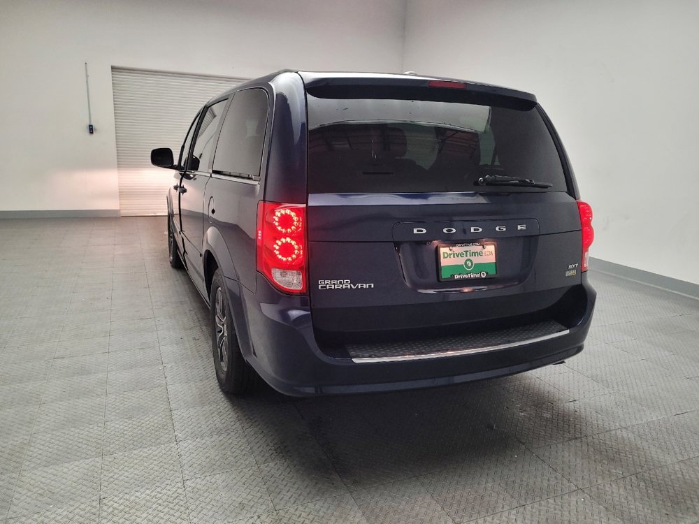 Used 2017 Dodge Grand Caravan SXT w/ Rear Park Assist Package FWD image 6
