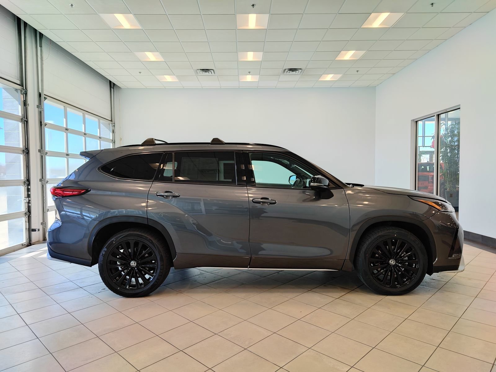 Used 2023 Toyota Highlander XSE image 2