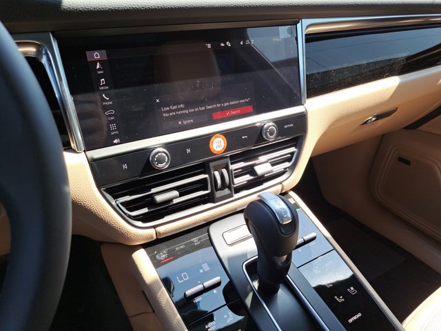 Certified 2025 Porsche Macan AWD/4WD image 31