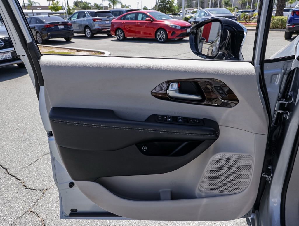 Used 2023 Chrysler Pacifica Limited FWD image 13