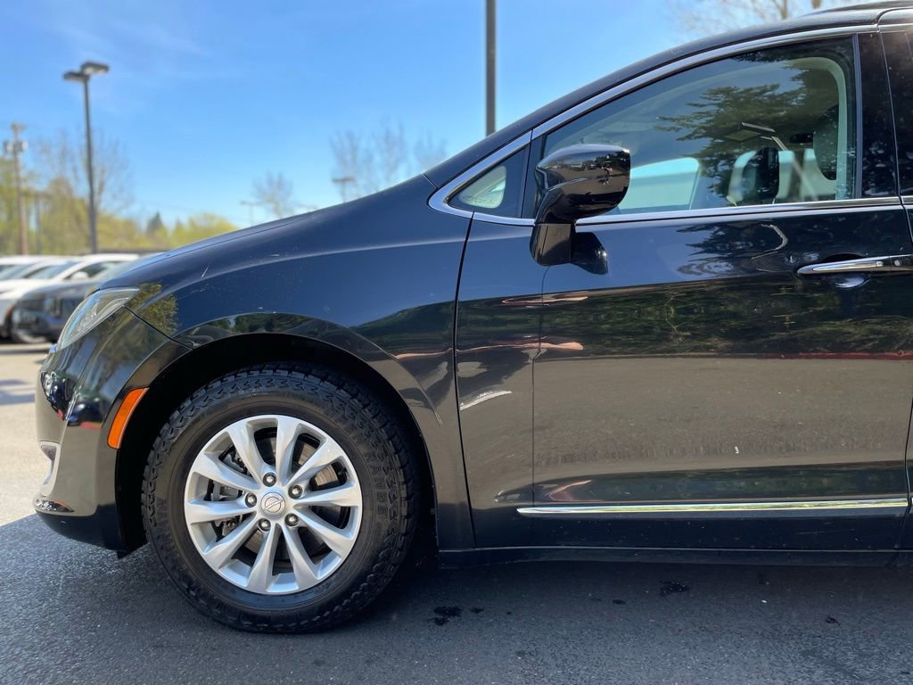 Used 2019 Chrysler Pacifica Touring-L image 8