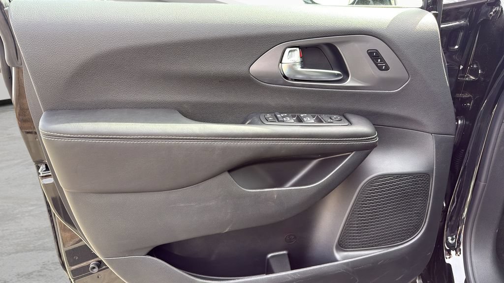 New 2026 Chrysler Pacifica Select AWD/4WD image 24