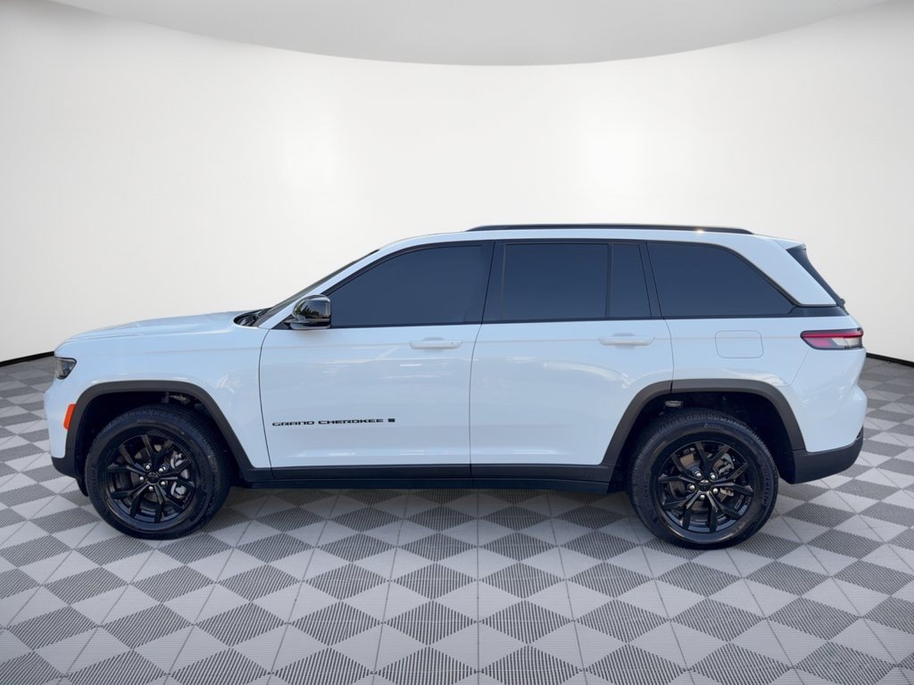 Used 2024 Jeep Grand Cherokee Altitude AWD/4WD image 2
