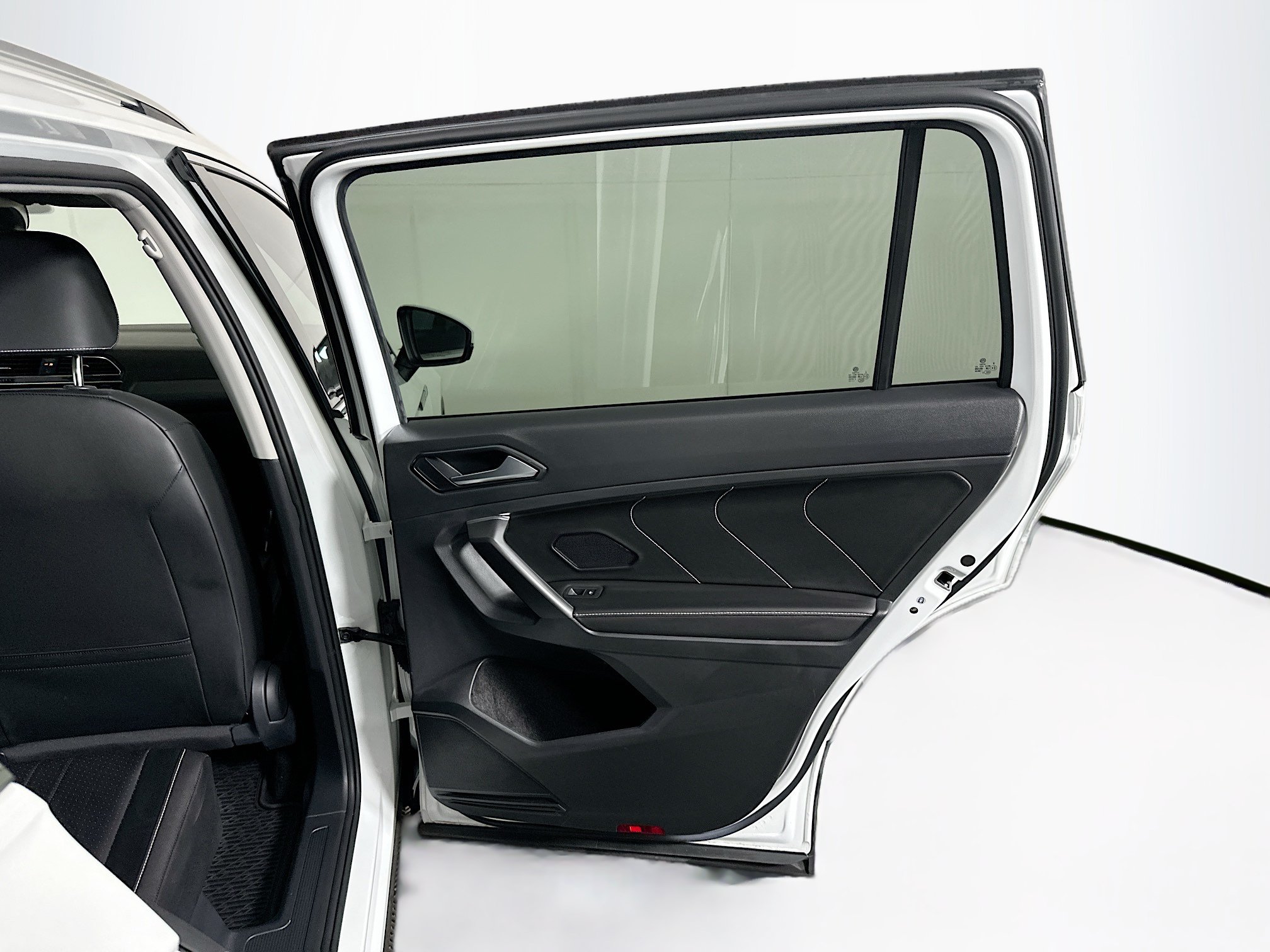 Used 2023 Volkswagen Tiguan SE FWD image 28