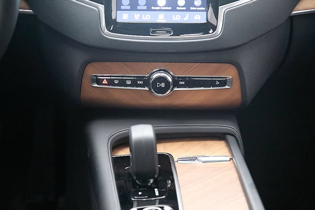 Certified 2024 Volvo XC90 T8 Plus AWD/4WD image 29
