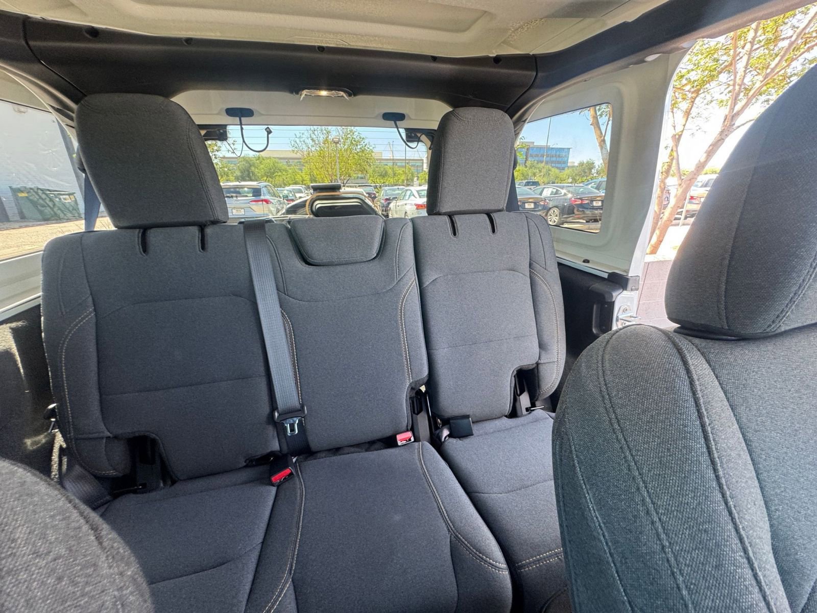 Used 2025 Jeep Wrangler Sahara image 36