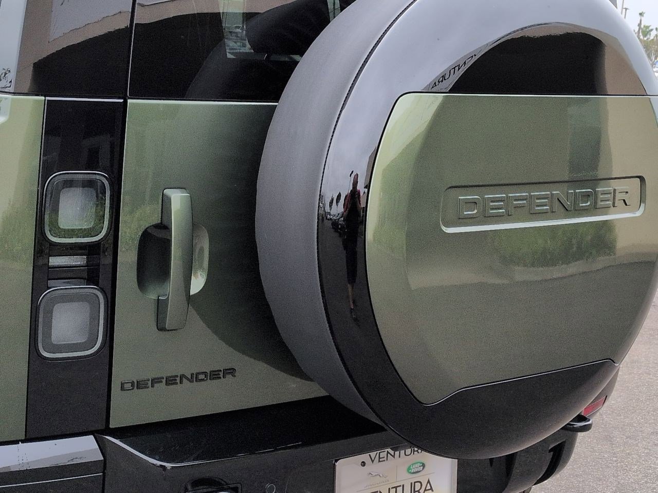 New 2026 Land Rover Defender 110 X-Dynamic SE image 24