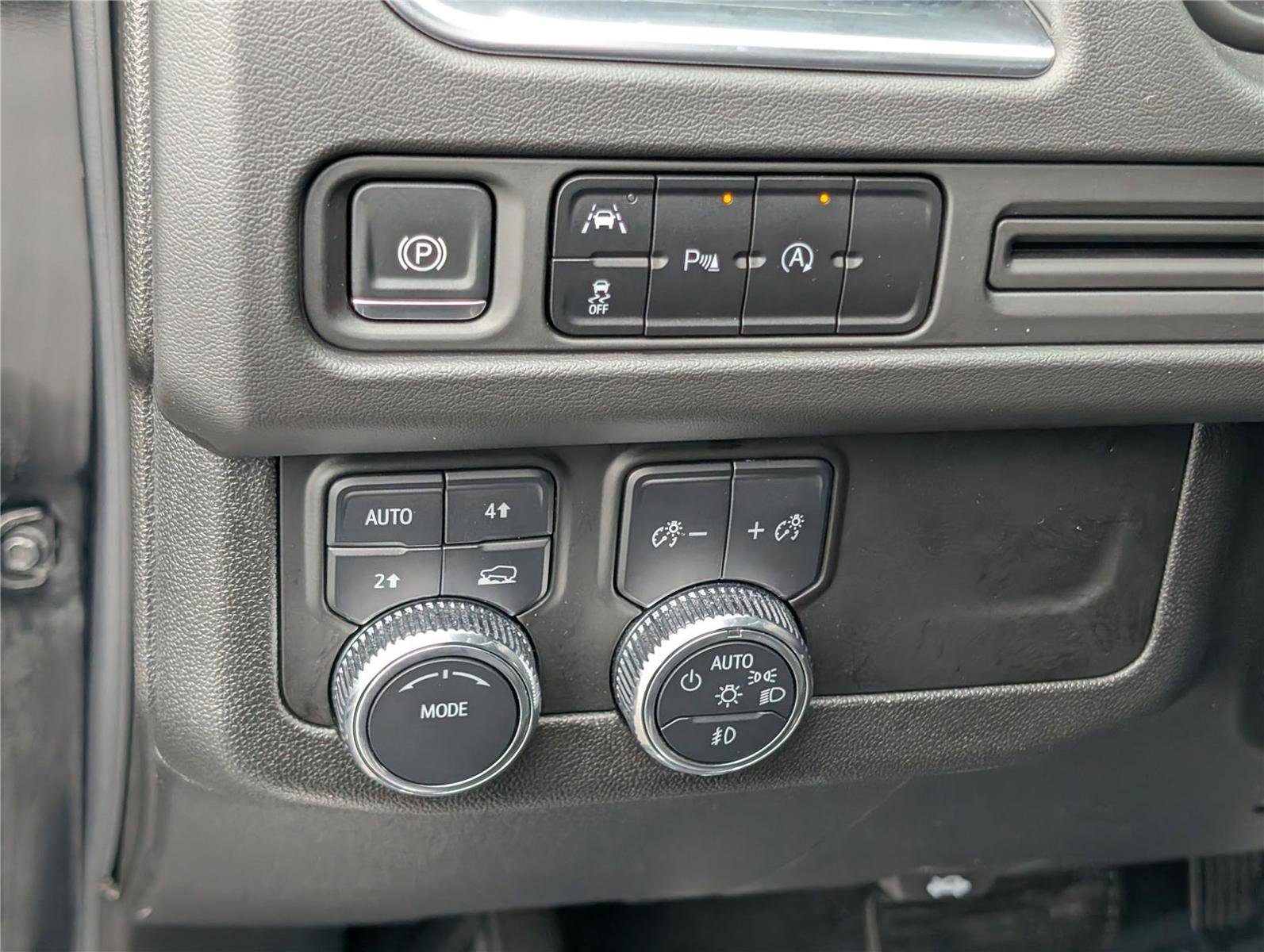 Used 2024 GMC Yukon XL SLT image 25