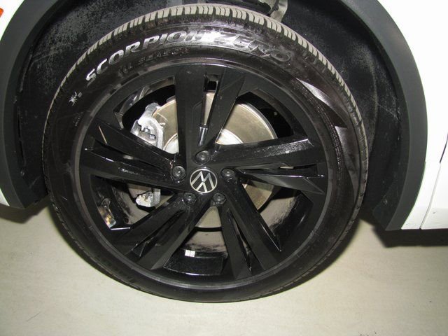 Used 2024 Volkswagen Tiguan SE R-Line image 26