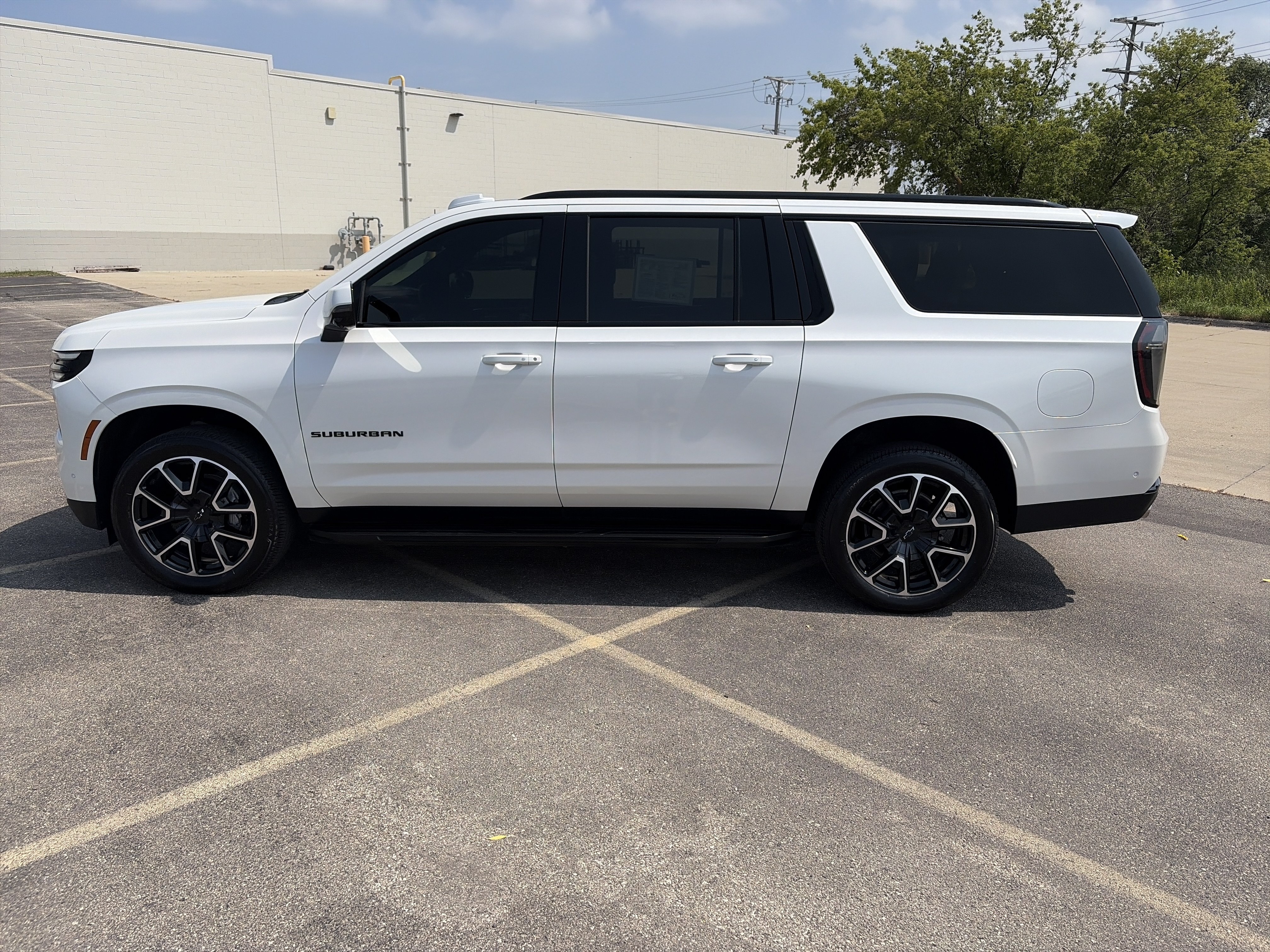 Used 2025 Chevrolet Suburban RST w/ Comfort Package AWD/4WD image 3