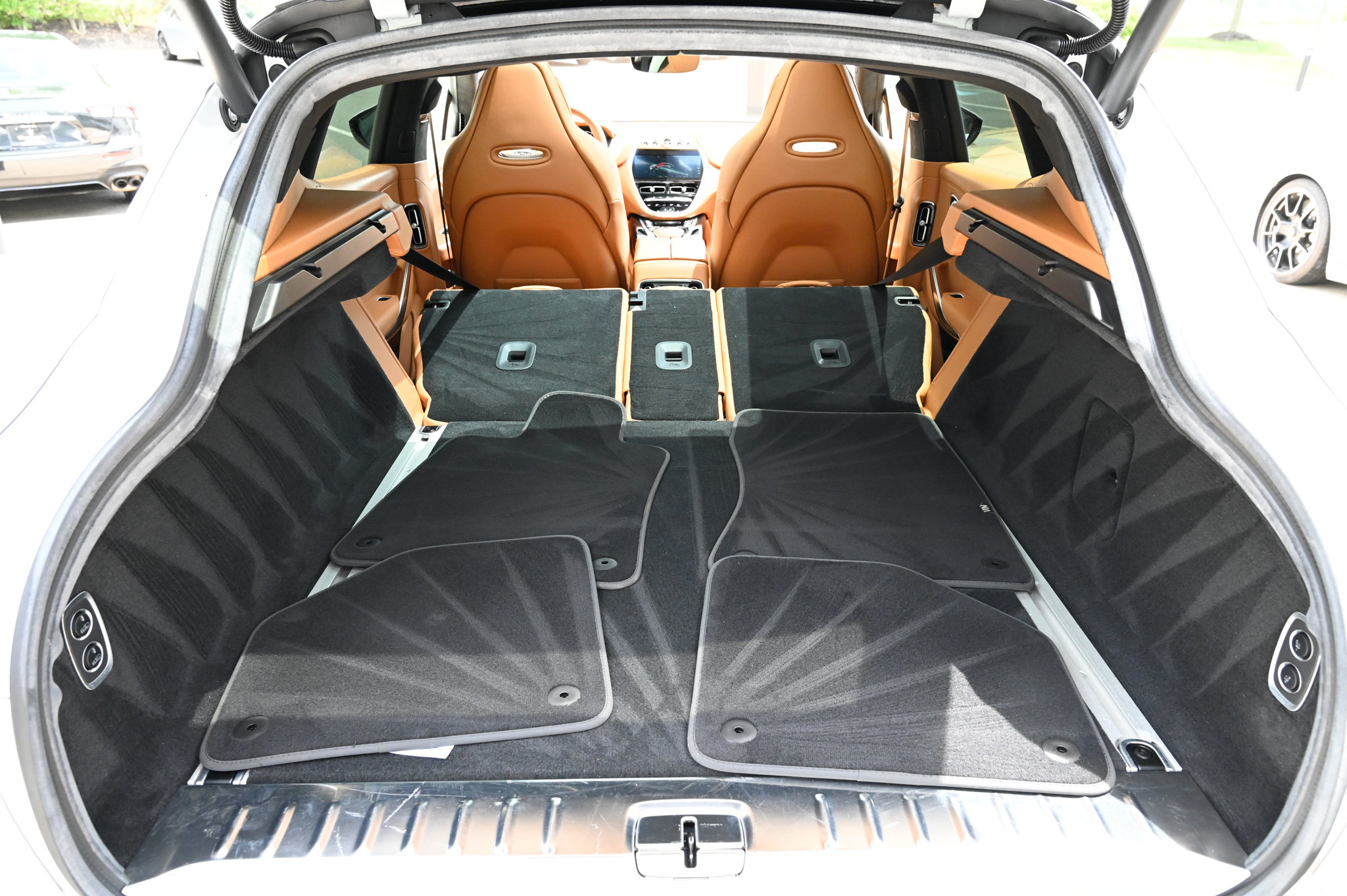 Used 2024 Aston Martin DBX AWD/4WD image 45