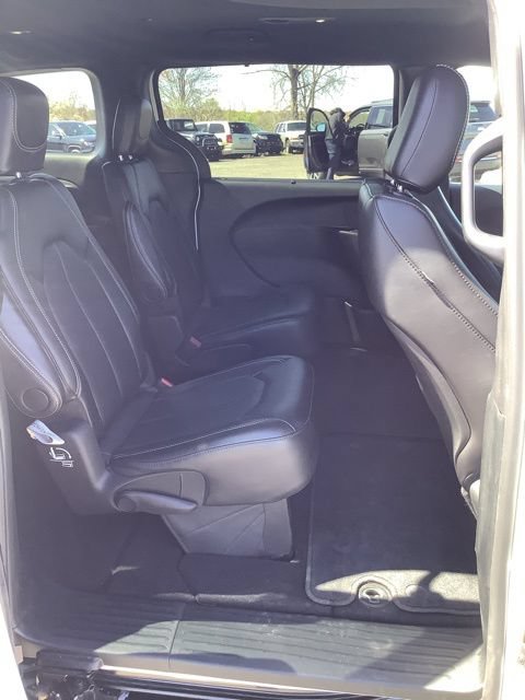 Certified 2025 Chrysler Pacifica Select FWD image 19
